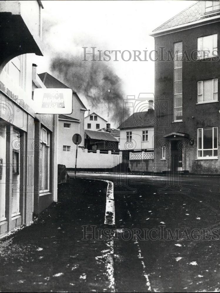 Press Photo Iceland volcano dumps ash on town - Historic Images