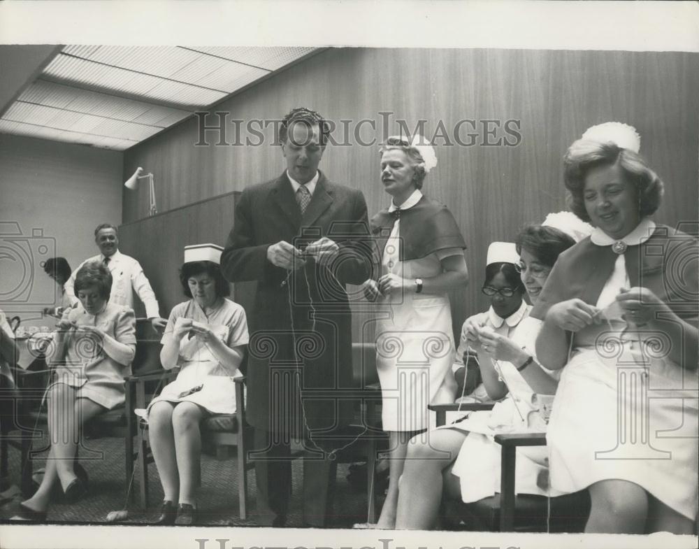 1973 Press Photo Sir Keith Joseph gives blessing to knit-in against arthritis - Historic Images