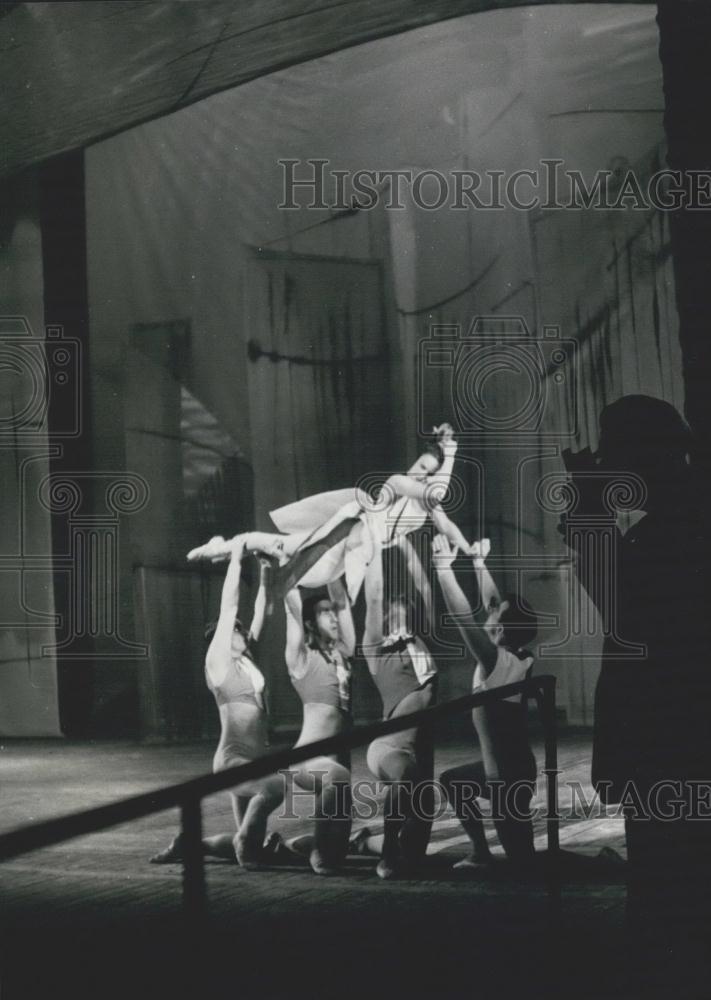 Press Photo Ballerina Susan Alexander Raised ON Stage By 4 Men During Rehearsal - Historic Images