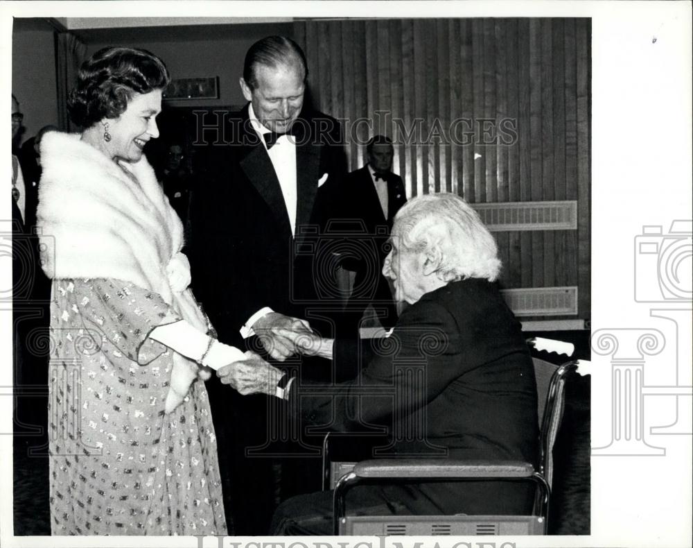 Press Photo Queen Elizabeth Visiting Sir Robert Tacley Victorian Order Commander - Historic Images