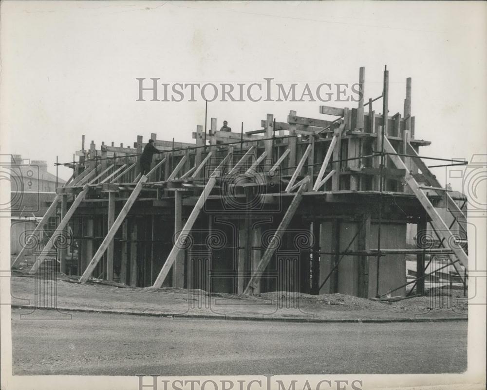 1957 Press Photo Work In Progress On The Chiswick Fly-Over - Historic Images