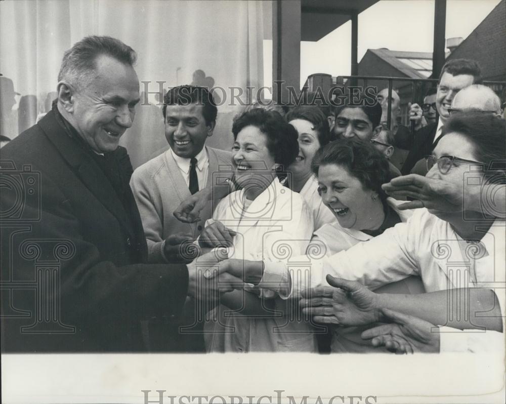 1967 Press Photo Soviet Mr. Kosygin &amp;Elliott Automation factory workers - Historic Images