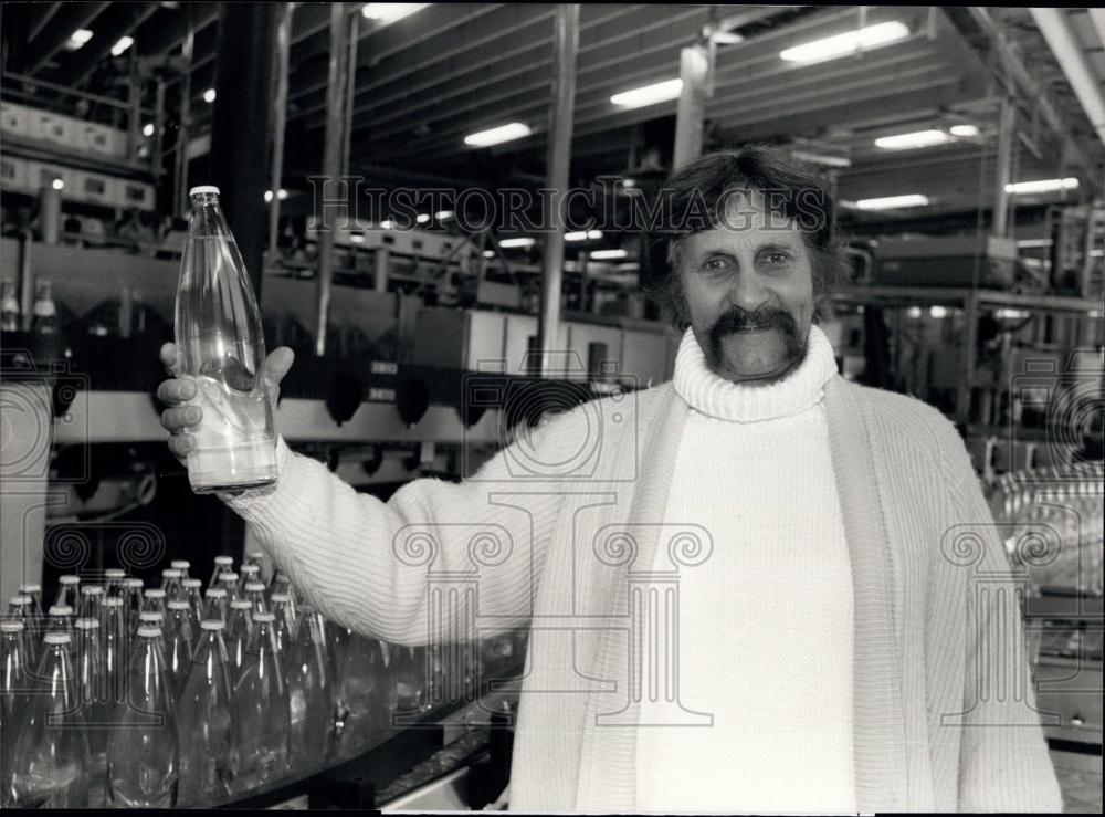 1990 Press Photo Designer Luigi Collani, Functional Bottle, Mineral Water Plant - Historic Images