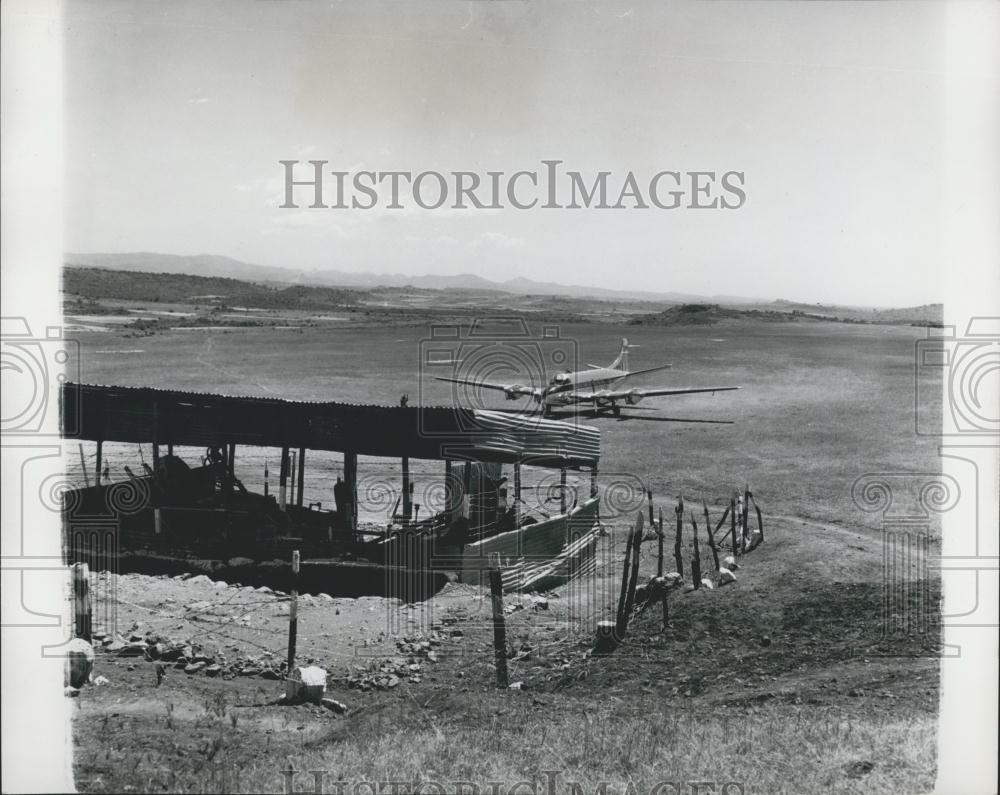 Press Photo Duke Duchess Gloucester Flight Arrives Airport Gondar Ethiopia - Historic Images
