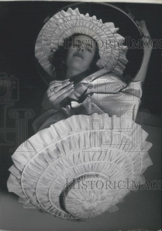 Press Photo Paris Hat Style - Historic Images
