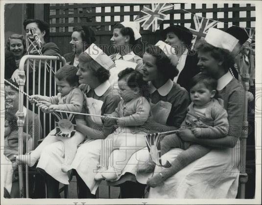1953 Press Photo Nurses & patients of Princess Louise Children's Hospital - Historic Images
