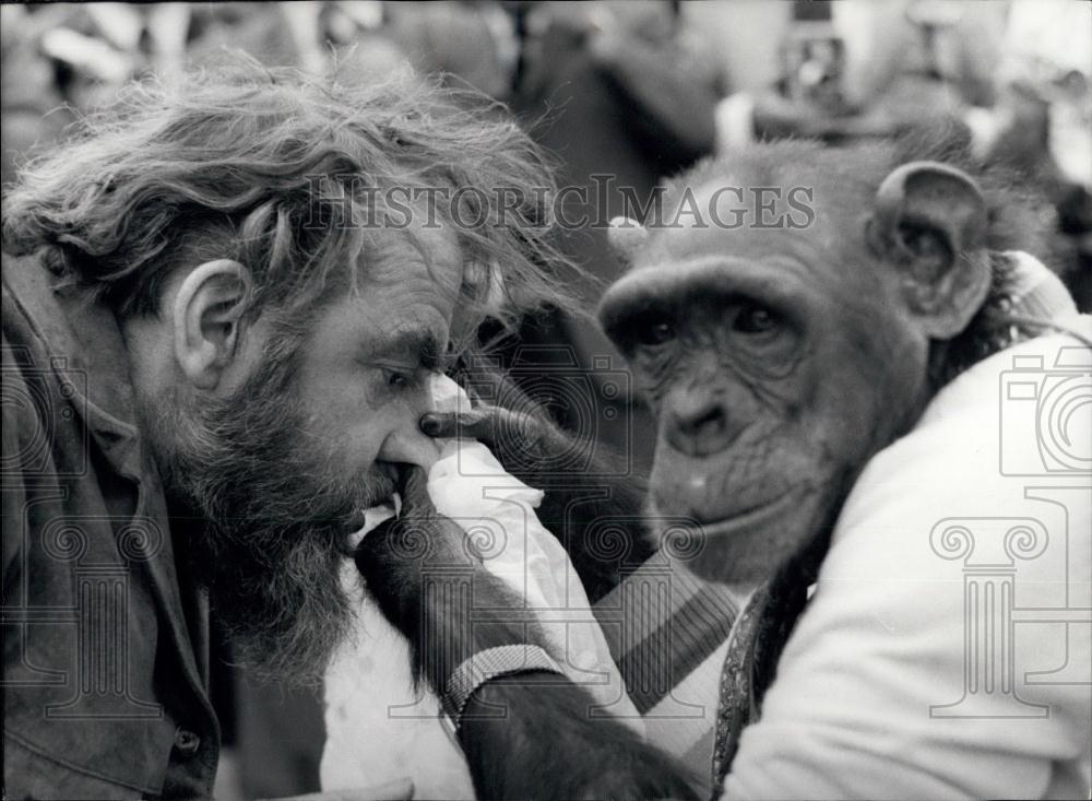 1967 Press Photo British Actor Hugh Griffith, Chimpanzee Ghita - Historic Images