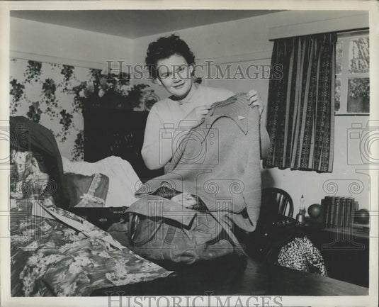 1959 Press Photo Penny Hackenbach packs her grip in her bedroom in England - Historic Images