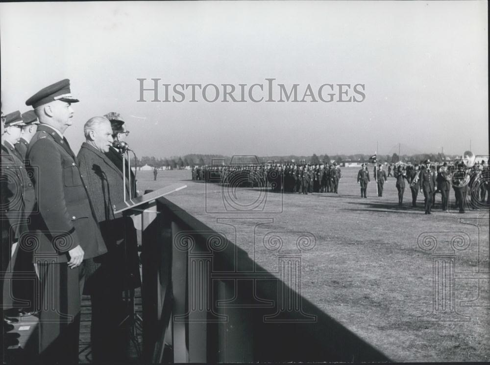 1959 Press Photo Parade for Colonel Irving W Brooks in Bremerhaven UK - Historic Images