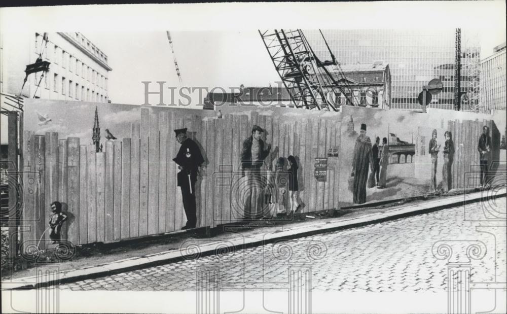 1976 Press Photo Belgian Artists Painted Walls Around Construction Site Brussels - Historic Images