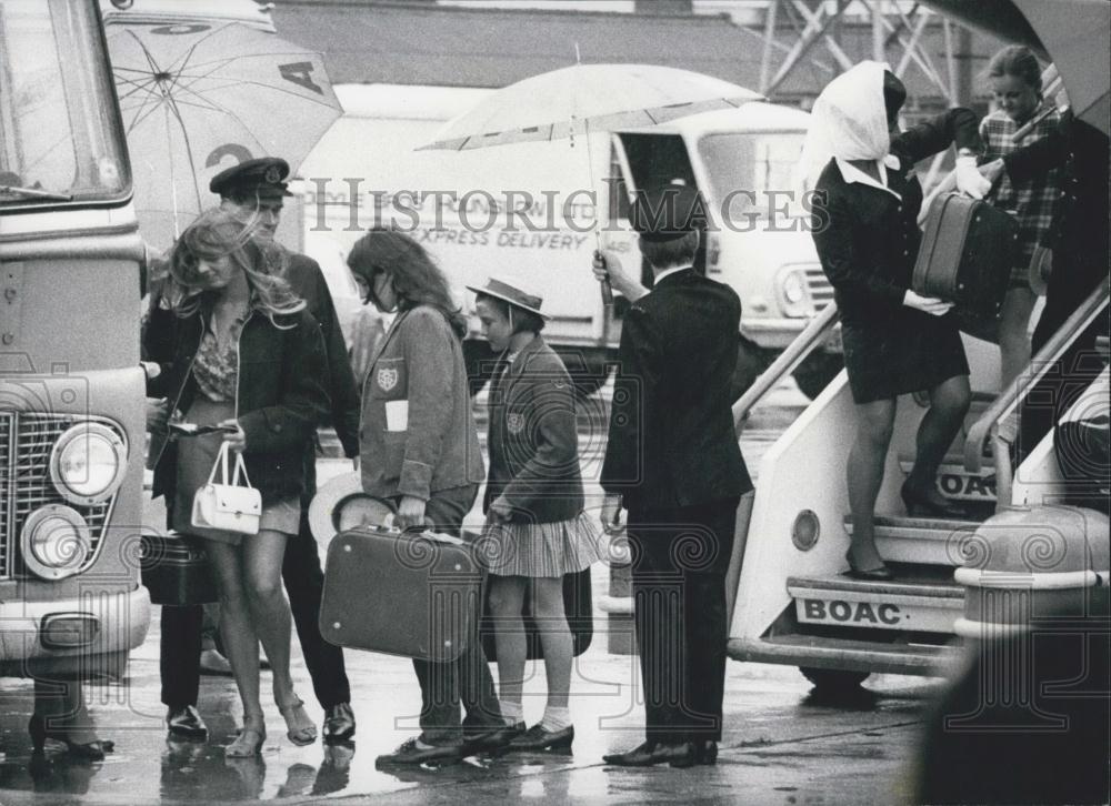 1970 Press Photo Youngsters boarding a coach after leaving aircraft - Historic Images