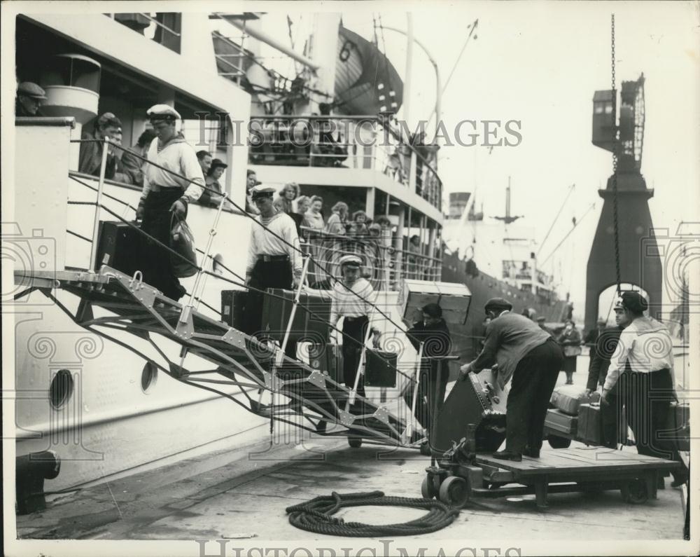 1954 Press Photo Russian cargo ship &#39;&#39;Helogstrov&#39;&#39; - Historic Images