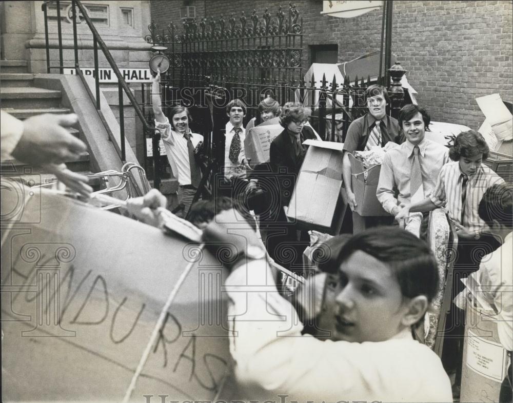 1974 Press Photo Xavier high school students in Manhattan load food &amp; clothing - Historic Images