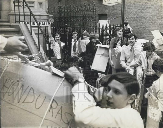 1974 Press Photo Xavier high school students in Manhattan load food & clothing - Historic Images