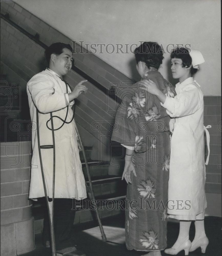 Press Photo Doctor &quot;Courageous&quot; Making His Rounds In The Hospital Dr Watanabe - Historic Images