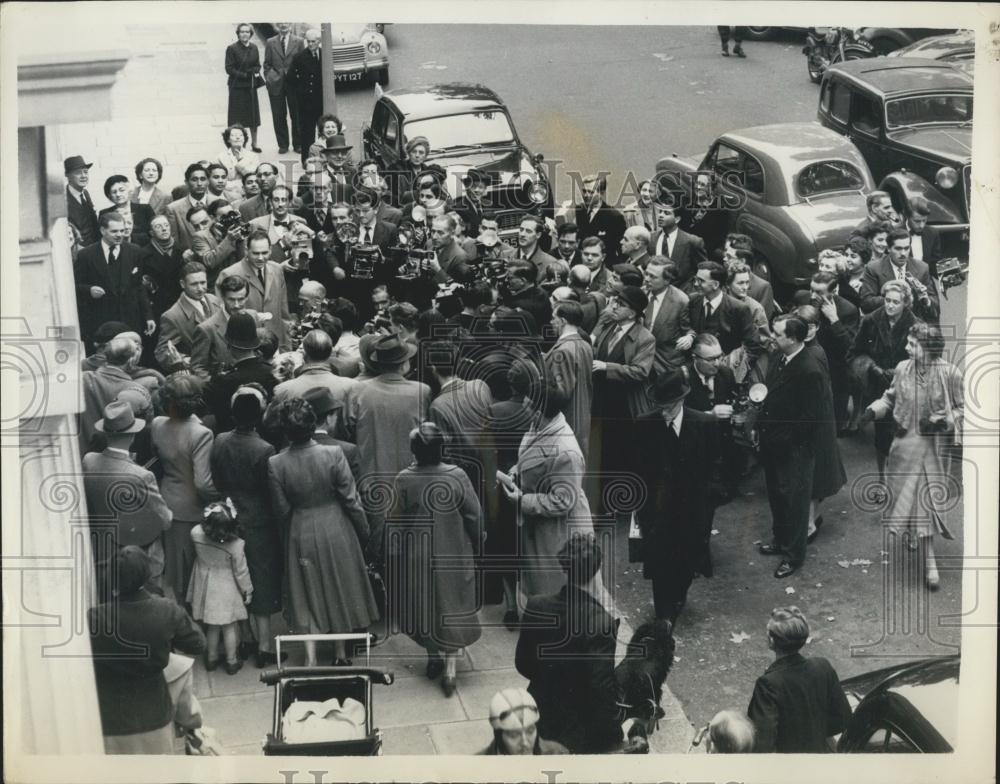 1955 Press Photo Group Captain Peter Townsend Leaving London Flat - Historic Images