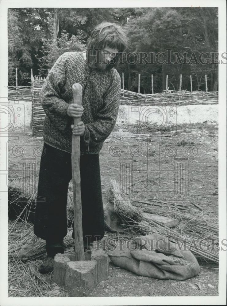 1977 Press Photo Iron Age conditions to make a series of BBC-tv - Historic Images