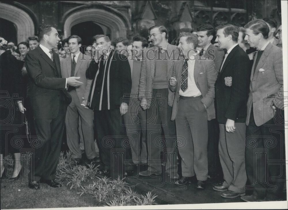 1958 Press Photo Vice President Richard Nixon With Students Oxford University - Historic Images