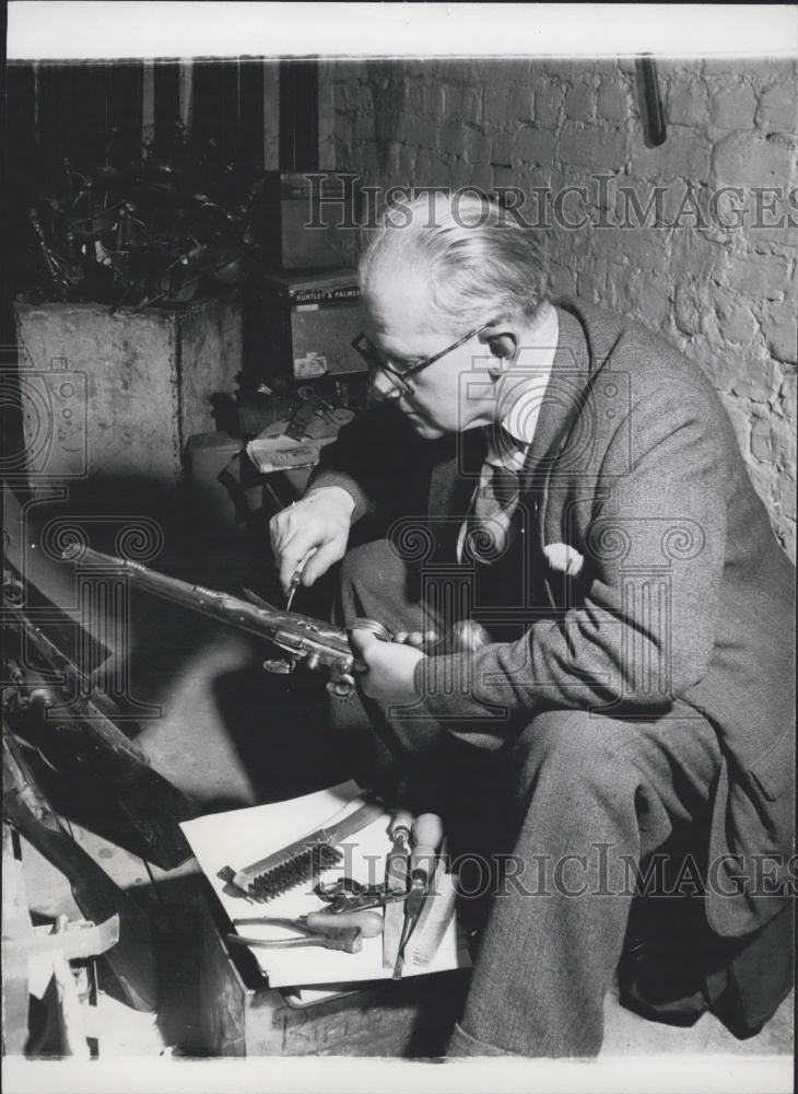 Press Photo Cyril Brasher, Armourer At Opera House, Copenhagen Pistol, Guns - Historic Images