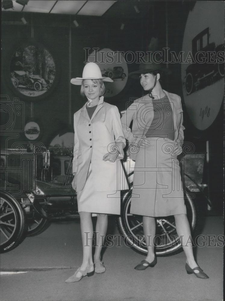 1963 Press Photo Renault Pub, Champs Elysees, Teenage Fashion - Historic Images