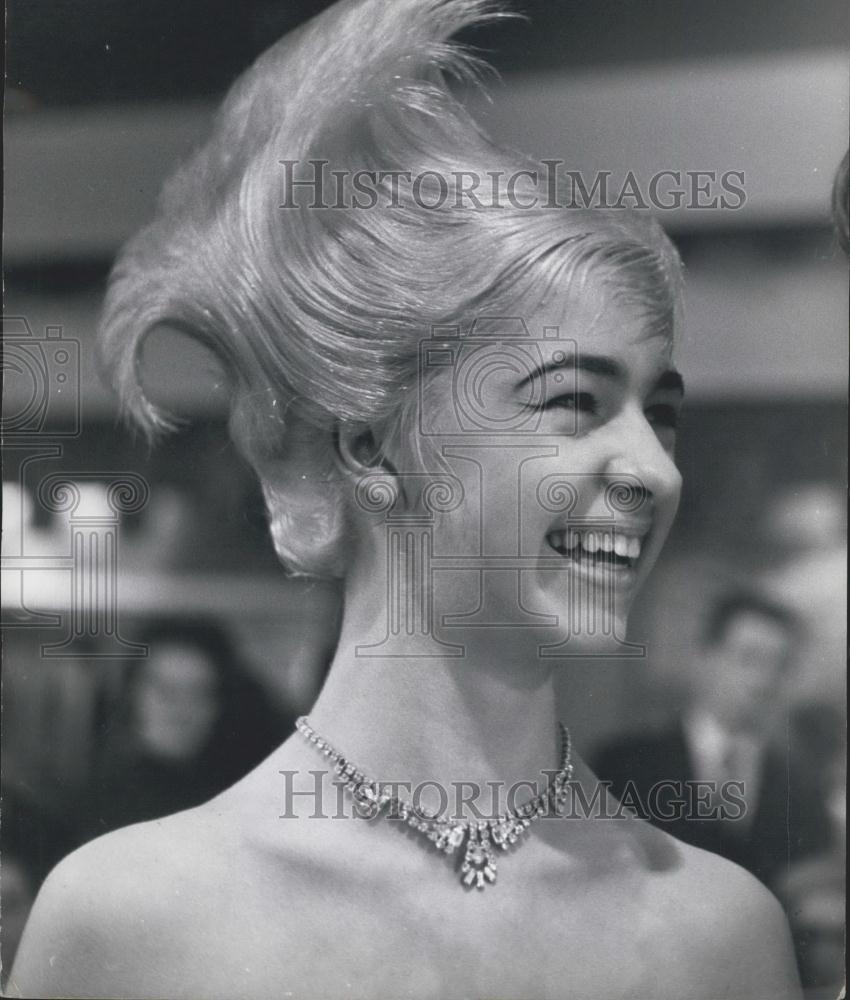 1963 Press Photo Cockatoo Hairstyle Fanfare By Mari Roberts On Joyce Wilson - Historic Images