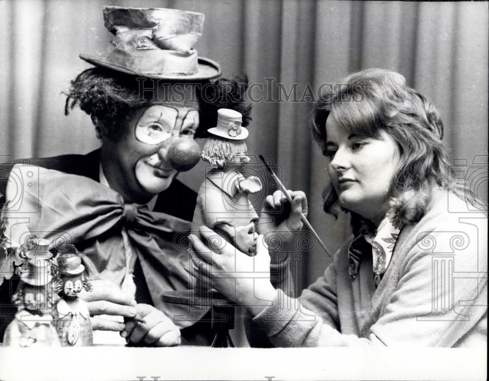 Press Photo Potter Kristen Nesbitt Makes Clown - Historic Images