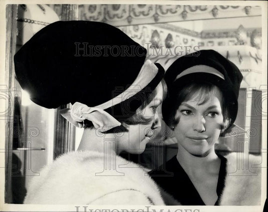 1960 Press Photo Jill Stinchchombe wears "Summit" hat - Historic Images