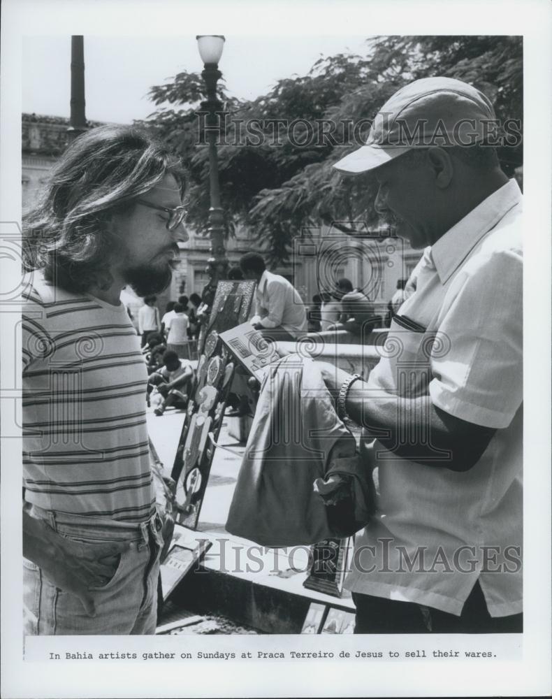 1974 Press Photo Artists Gather At Praca Terreiro De Jesus To Sell Their Wares - Historic Images