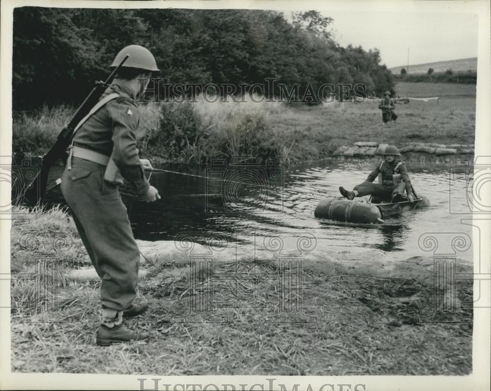 Press Photo New army transport equipment demonstrated - Historic Images