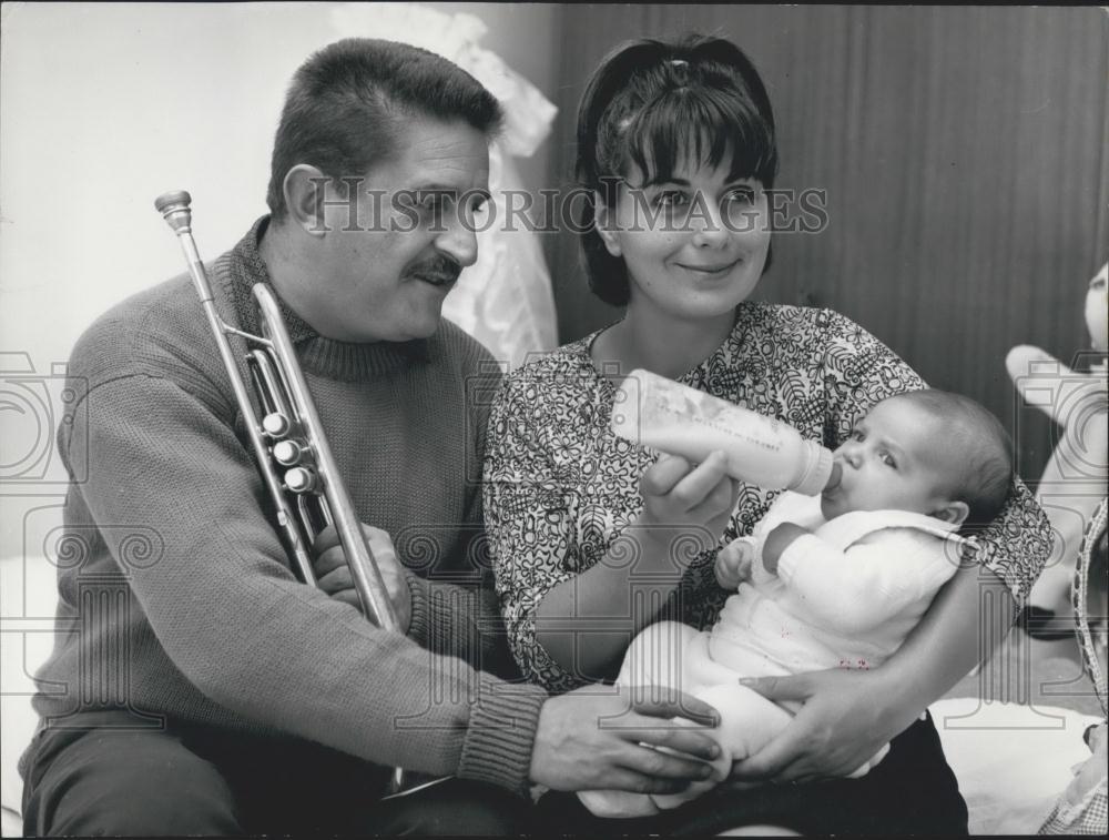 1963 Press Photo Nini Rosso Trumpeter Composer With Wife Newborn Beatrice - Historic Images