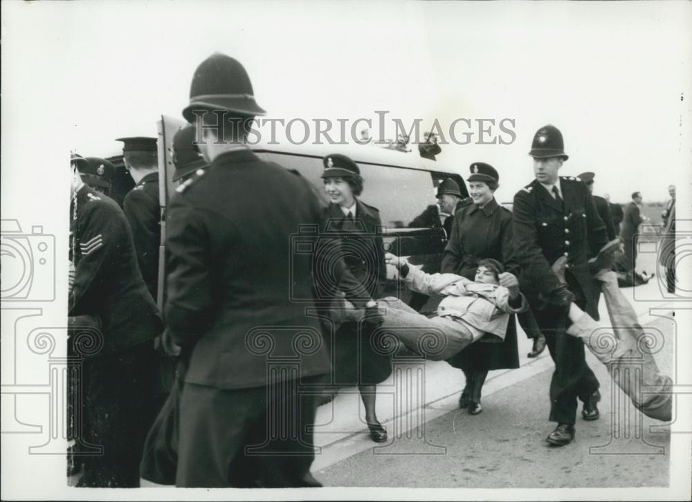 1960 Press Photo Anti-Nuclear Weapons Demonstration at Foulness - Historic Images