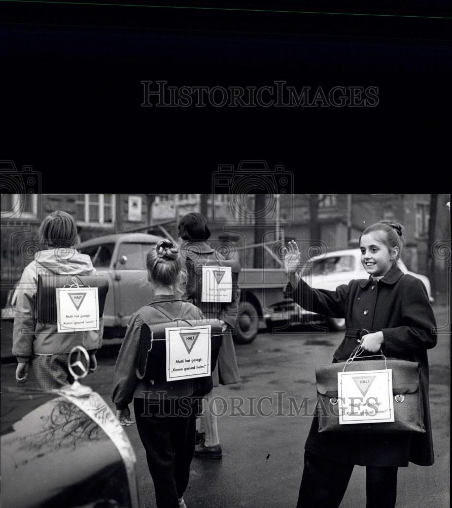 1960 Press Photo Children signs made by Policeman - Historic Images