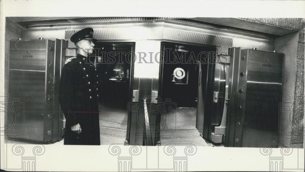 1967 Press Photo Underground Setting For Crown Jewels The Tower - Historic Images