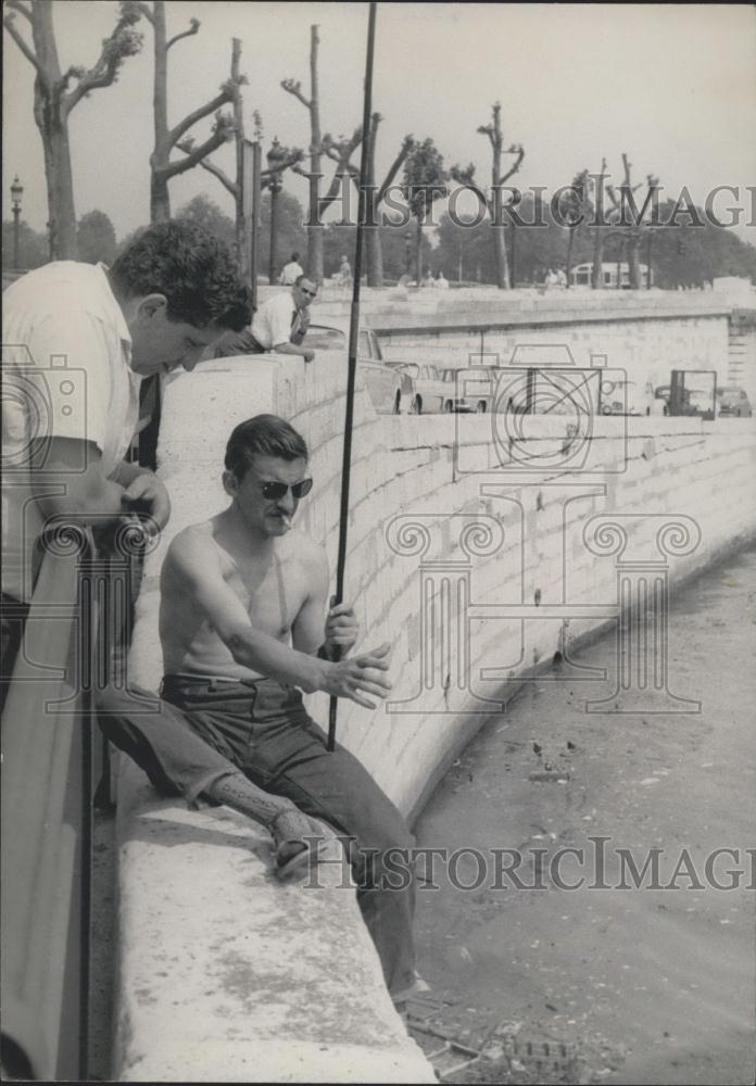 1959 Press Photo Wave Hits Paris: Stripped To The Waist And Wearing Dark Glasses - Historic Images