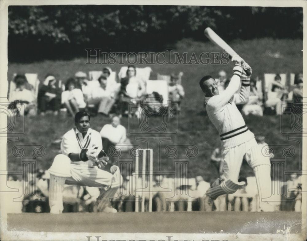 1962 Press Photo Cricket Tour Duke Norfolk XI V Pakistan Batsman Marshal Action - Historic Images