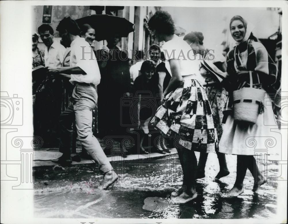 1959 Press Photo Wading Through the Flooded Streets of Athens - Greece - Historic Images