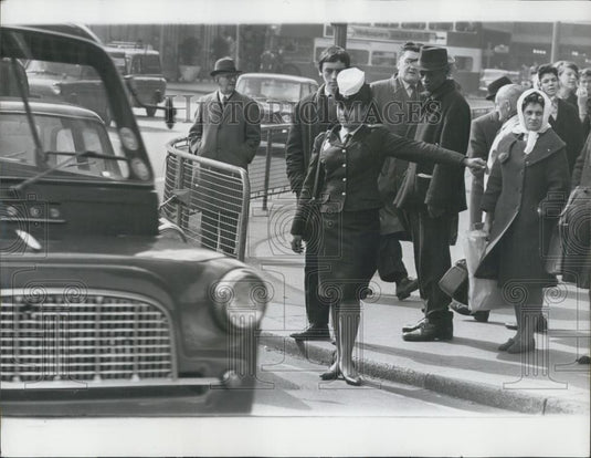 1966 Press Photo Israeli Police Guest Edna Avivi On Point Duty Manchester Street - Historic Images