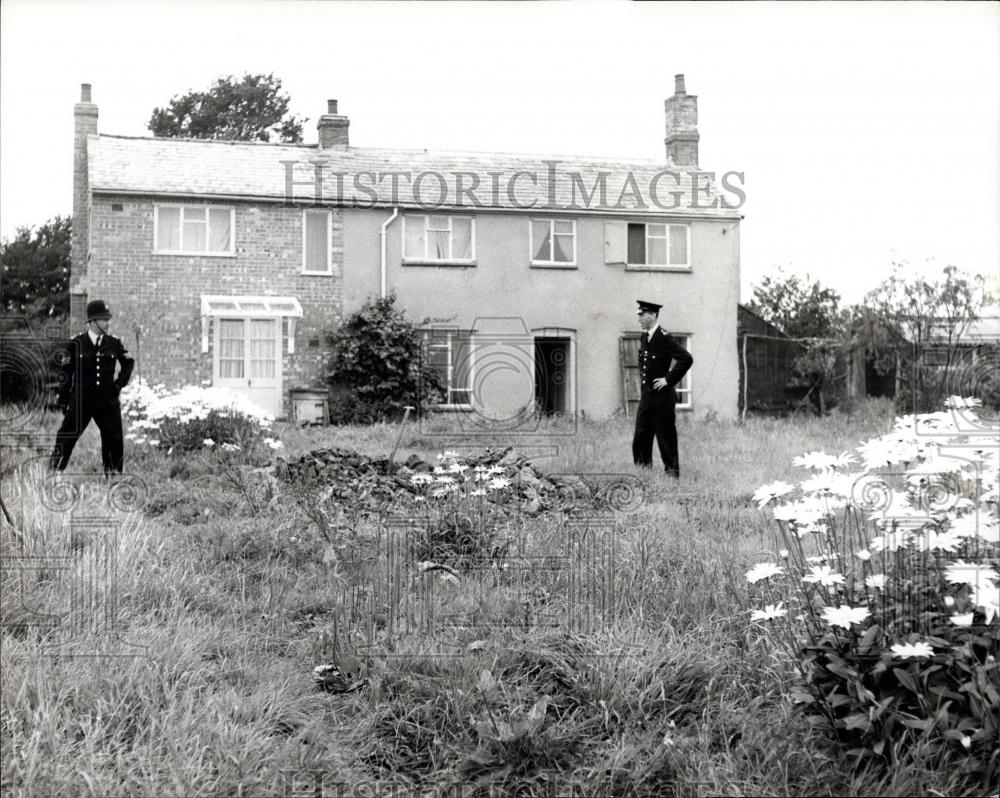 Press Photo Policemen looking for clues at Leatherslade Farm - Historic Images