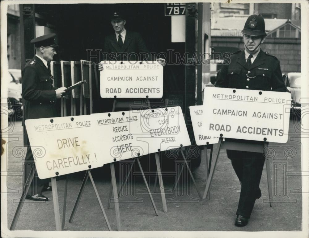 1955 Press Photo Scotland yard&#39;s Drive to cut London&#39;s road toll - Historic Images