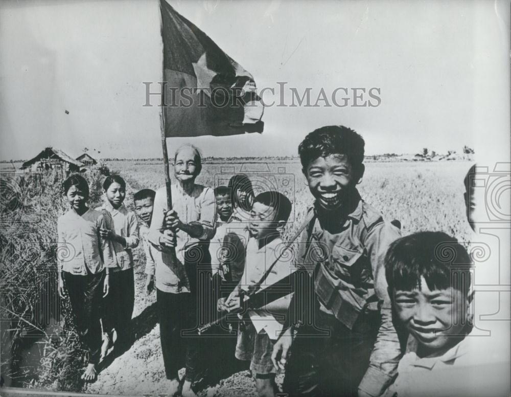 Press Photo Old Woman Carries the Nlf-Flag, of Sven-Erik Sjoberg - Historic Images