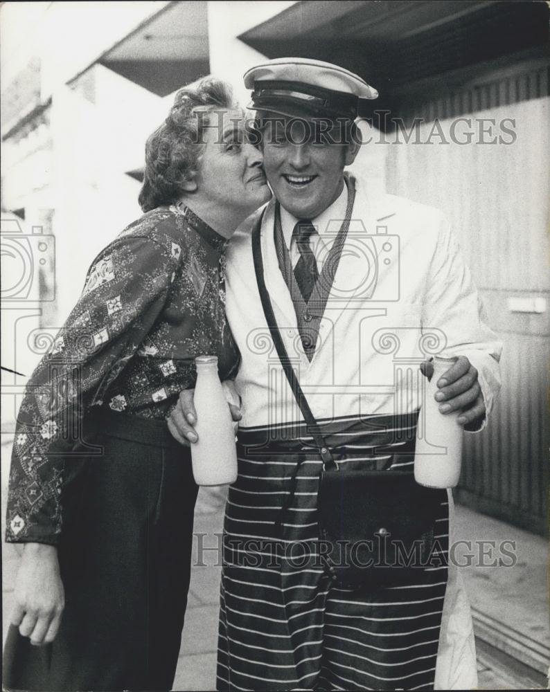 1973 Press Photo Steve Clatworthy, Personality Milkman of 1973&amp;Barbara Walker - Historic Images