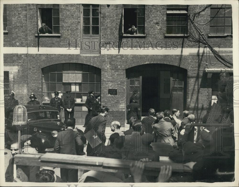 1957 Press Photo Man Alan Chambers Barricaded In Holborn Workshop - Historic Images
