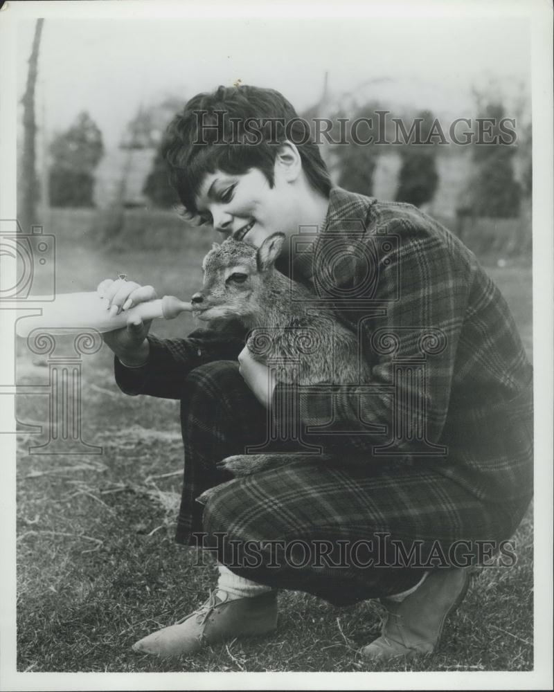 Press Photo Margaret Travell and a baby muffalone sheep - Historic Images