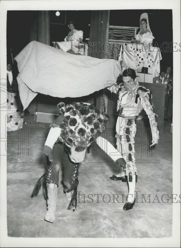 1960 Press Photo Rehearsal of Antonio&#39;s new bullfighting ballet - Historic Images