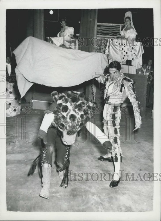 1960 Press Photo Rehearsal of Antonio's new bullfighting ballet - Historic Images