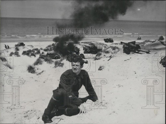 1964 Press Photo Jean-Paul Belmondo Actor Beach Scene Week-End In Zuydcoote Film - Historic Images