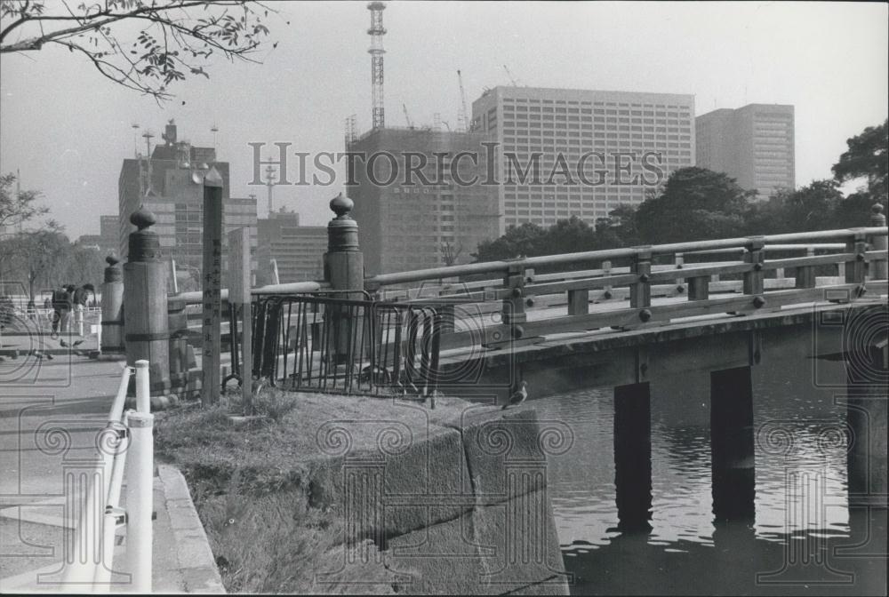 1975 Press Photo Wooden Bridge Across Imperial Palace Moat Tokyo Japan - Historic Images