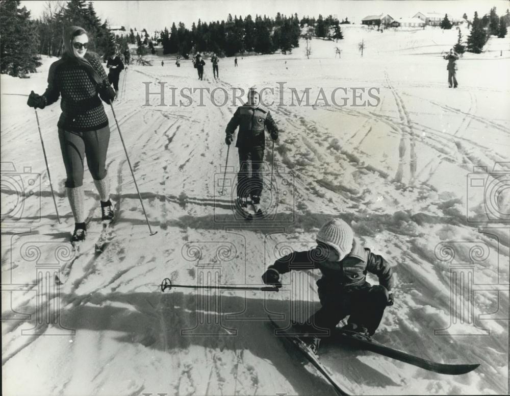 1975 Press Photo Danish Royals out skiing in Norway - Historic Images