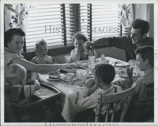 Press Photo Co Op farm R. O'Haras at Lunch - Historic Images