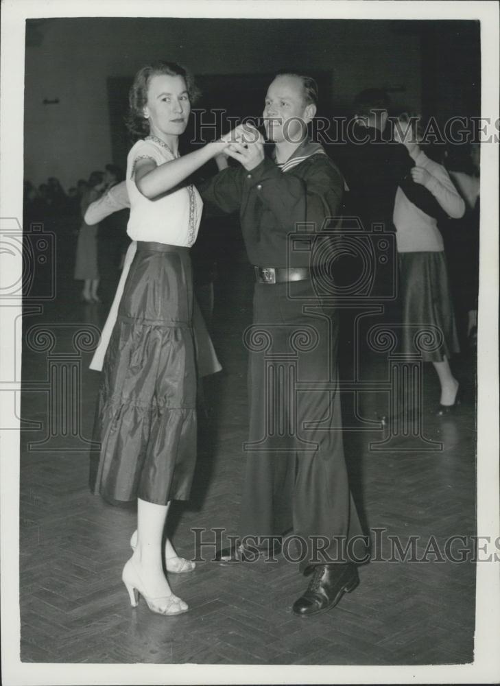 1955 Press Photo A.B. Efevorrist Russian Navy Dances Jean Bennett Portsmouth - Historic Images